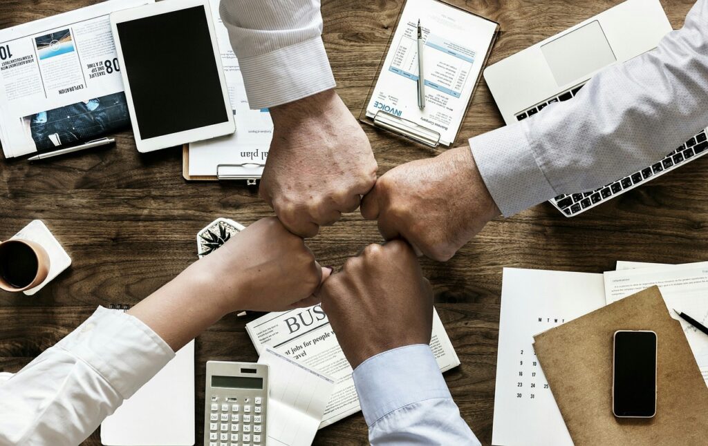 誰もが働きやすい職場を目指して — 企業の取り組み事例集